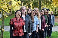 Gruppe von Personen aufgereiht