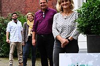 vier lächelnde Personen