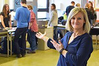 Frau präsentiert Jugendforscht