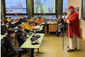 Nikolaus steht vor einer Klasse