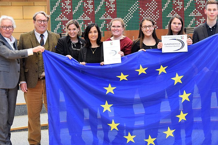 Personen halten eine große Europa Flagge