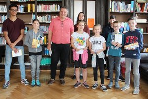 Schüler stehen gruppiert für das Bild