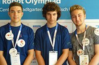 Drei Jungs stehen nebeneinander für das Bild