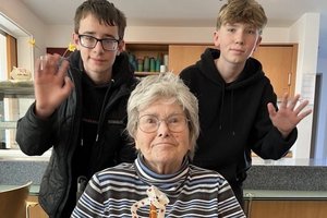 Seniorin und Schüler