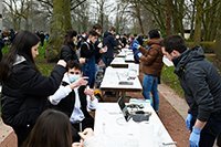 Tisch Reihe mit Schülern als Tester