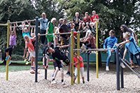 Viele Kinder auf einem Klettergerüst