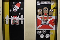 Weihnachtlich dekorierte Adventtüren